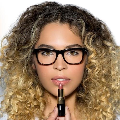 maquillaje look con gafas